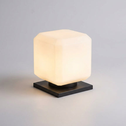 Lampa zewnętrzna solarna o minimalistycznej skandynawskiej konstrukcji metalowej, idealna do oświetlenia domu 2
