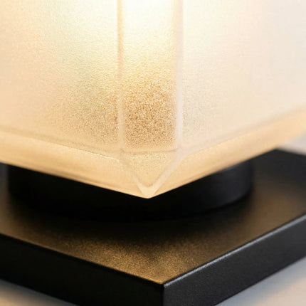 Lampa zewnętrzna solarna o minimalistycznej skandynawskiej konstrukcji metalowej, idealna do oświetlenia domu 3