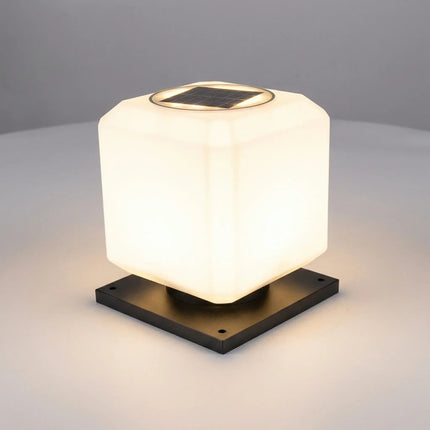 Lampa zewnętrzna solarna o minimalistycznej skandynawskiej konstrukcji metalowej, idealna do oświetlenia domu 5