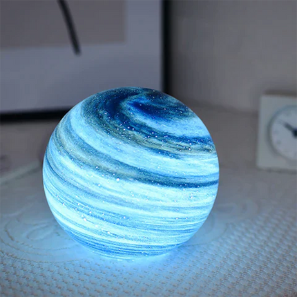Lampa stołowa LED z wyjątkowym wzorem spiralnym i delikatnym blaskiem – elegancki design przypominający szkło, idealny na stolik nocny lub biurko 1