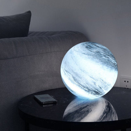 Lampa stołowa LED z wyjątkowym wzorem spiralnym i delikatnym blaskiem – elegancki design przypominający szkło, idealny na stolik nocny lub biurko 3
