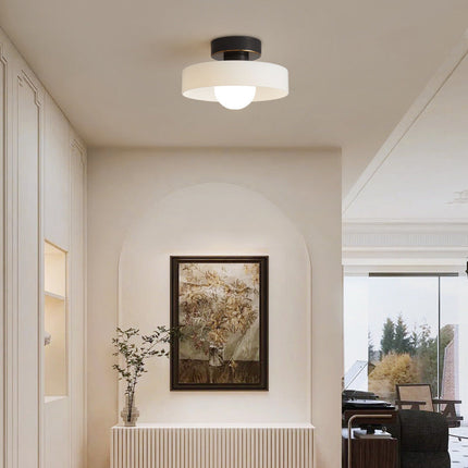 Lampa sufitowa Bauhaus z kulistym światłem – minimalistyczny design ze szkła i mosiądzu do nowoczesnych sypialni 1