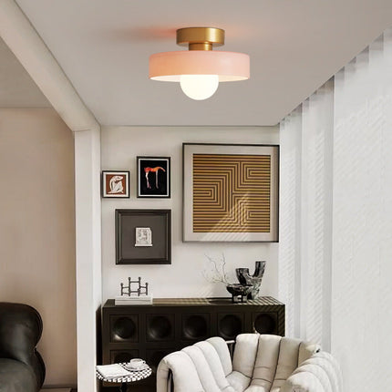 Lampa sufitowa Bauhaus z kulistym światłem – minimalistyczny design ze szkła i mosiądzu do nowoczesnych sypialni 3