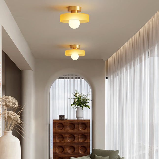 Lampa sufitowa Bauhaus z kulistym światłem – minimalistyczny design ze szkła i mosiądzu do nowoczesnych sypialni 4