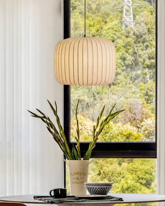 Lampa wisząca Silk z regulowaną wysokością i ciepłym blaskiem LED – minimalistyczny design oświetlenia kuchennego 1
