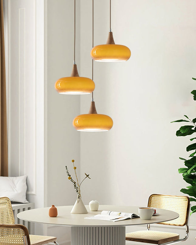 Lampa wisząca z regulowanym zawieszeniem i szklanymi kloszami – Wooden Beam Design 1