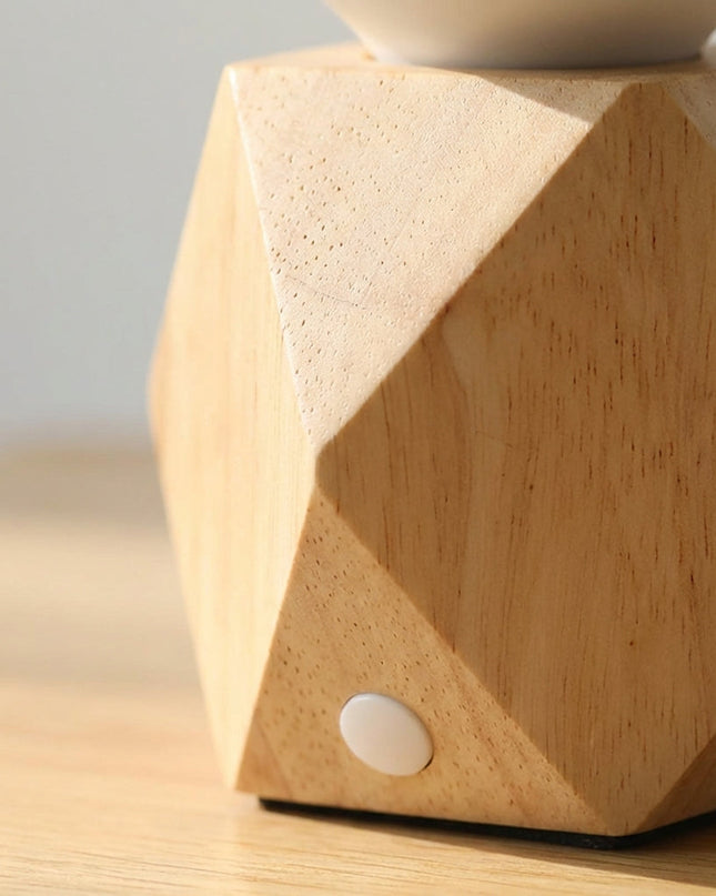 Lampka nocna z dotykowym sterowaniem, ładowaniem USB i nowoczesnym designem, featuring geometryczną podstawę LED 0