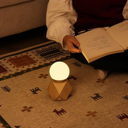 Lampka nocna z dotykowym sterowaniem, ładowaniem USB i nowoczesnym designem, featuring geometryczną podstawę LED 4