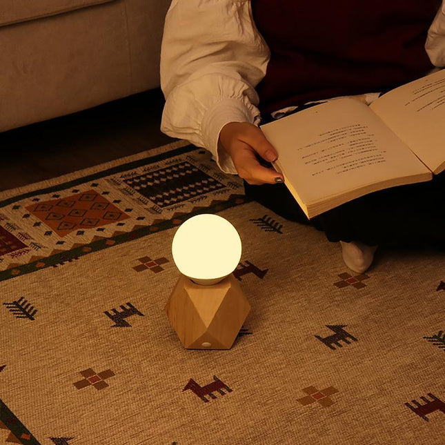 Lampka nocna z dotykowym sterowaniem, ładowaniem USB i nowoczesnym designem, featuring geometryczną podstawę LED 4