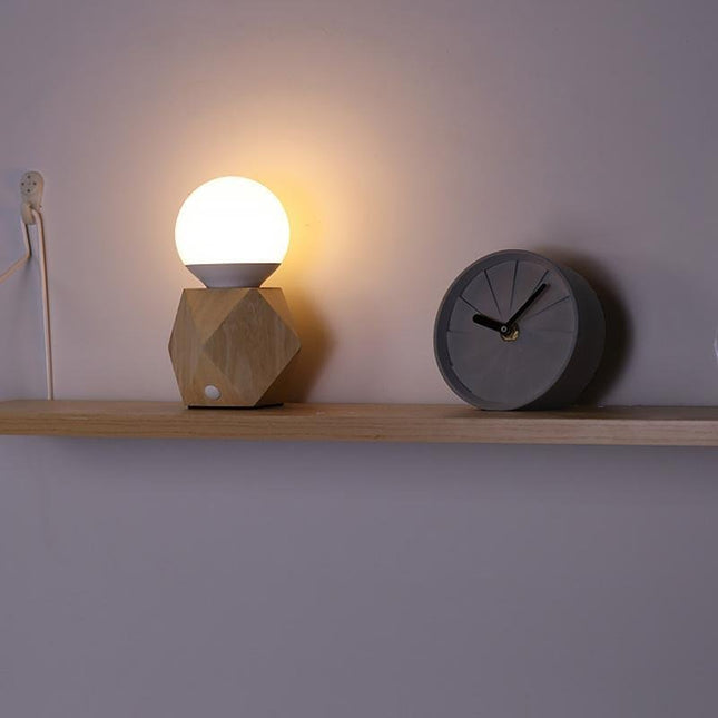 Lampka nocna z dotykowym sterowaniem, ładowaniem USB i nowoczesnym designem, featuring geometryczną podstawę LED 5