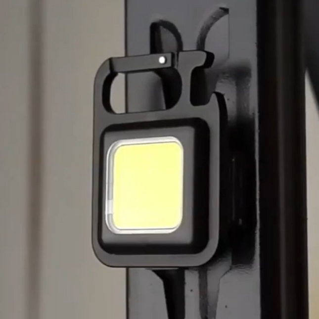Latarka LED na Breloku – Światło Zawsze Pod Ręką 4