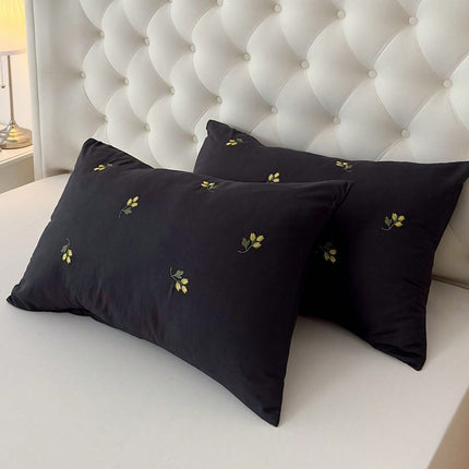 LunaDroom – Czarny komplet poszewek na poduszki – haftowane gwiazdy i księżyc na magiczne noce 0