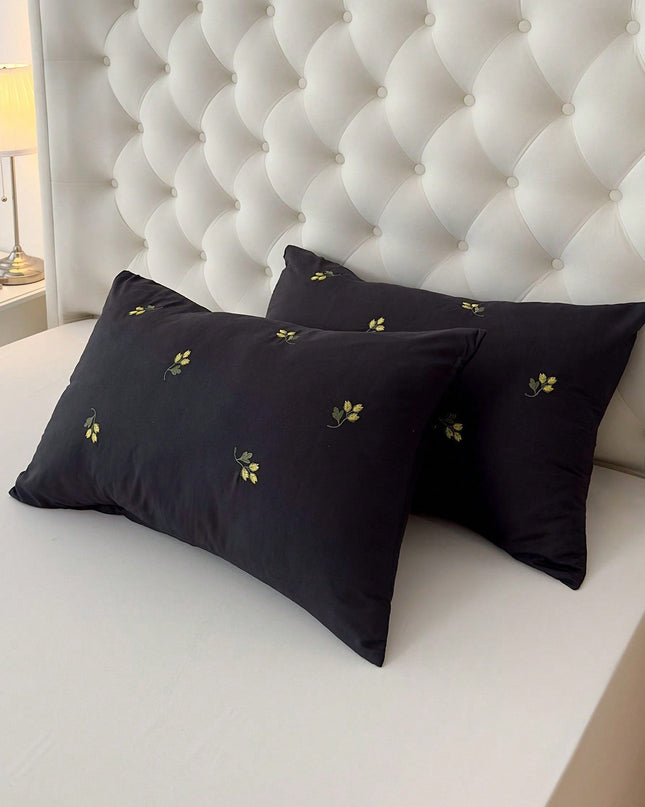 LunaDroom – Czarny komplet poszewek na poduszki – haftowane gwiazdy i księżyc na magiczne noce 0