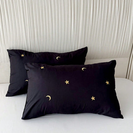 LunaDroom – Czarny komplet poszewek na poduszki – haftowane gwiazdy i księżyc na magiczne noce 1