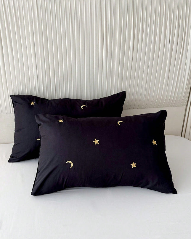 LunaDroom – Czarny komplet poszewek na poduszki – haftowane gwiazdy i księżyc na magiczne noce 1