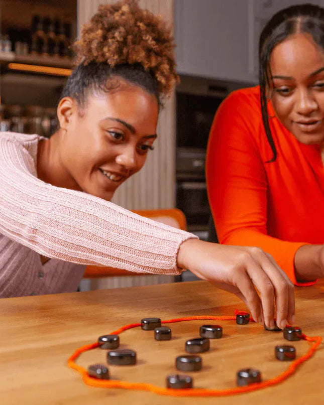 Magnetyczny zestaw szachowy z przenośną szachownicą i bezpiecznymi figurami – czarno-biała szachownica do podróży 1