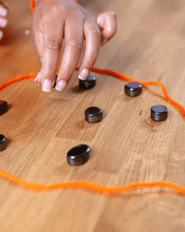 Magnetyczny zestaw szachowy z przenośną szachownicą i bezpiecznymi figurami – czarno-biała szachownica do podróży 2