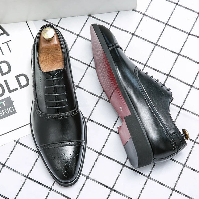 Męskie buty typu oksford z cholewką ze skóry naturalnej i klasycznym noskiem typu cap-toe – czarne buty wizytowe typu brogs 1