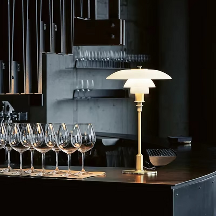 Minimalistyczna lampa stołowa z ciepłym światłem LED i szklanym kloszem do postawienia przy łóżku lub biurku – nowoczesna metalowa podstawa 6