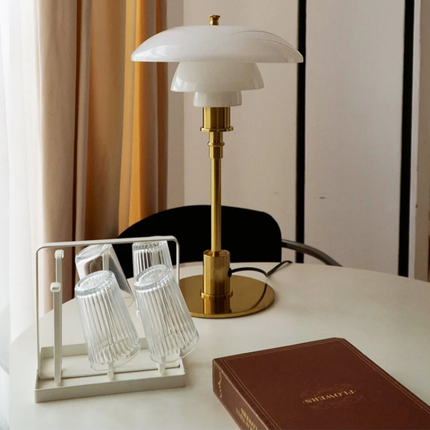 Minimalistyczna lampa stołowa z ciepłym światłem LED i szklanym kloszem do postawienia przy łóżku lub biurku – nowoczesna metalowa podstawa 8