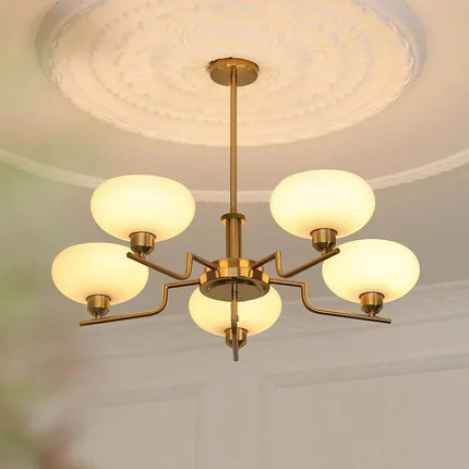 Lampa wisząca z mlecznymi kloszami — nowoczesna elegancja do salonu