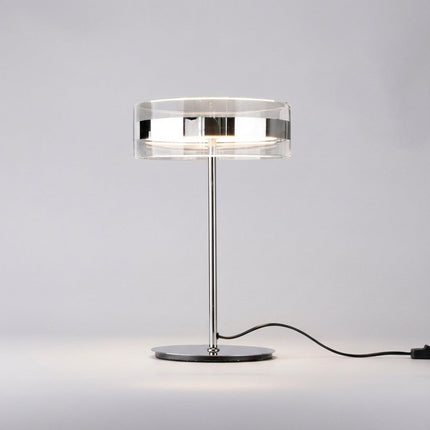 Nowoczesna cylindryczna lampa stołowa z rzeźbionym kloszem, idealna do eleganckich salon 2