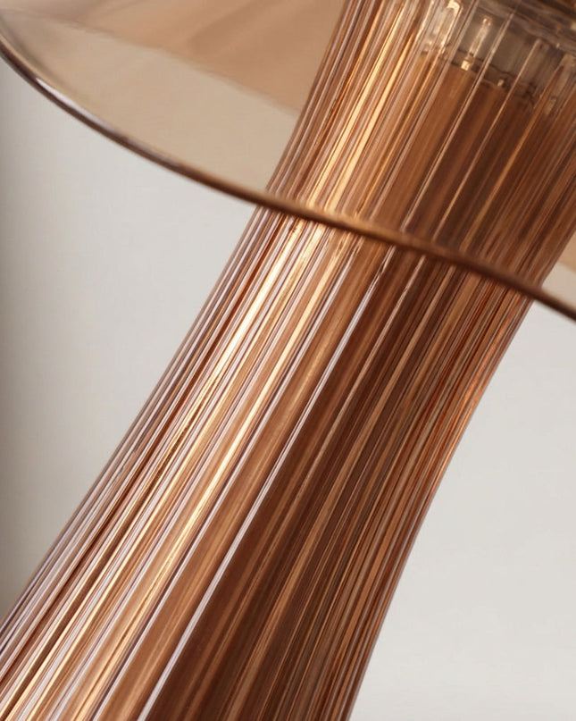 Nowoczesna lampa akcentująca z rzeźbiarskim designem, oferująca ciepłe światło idealne do 3