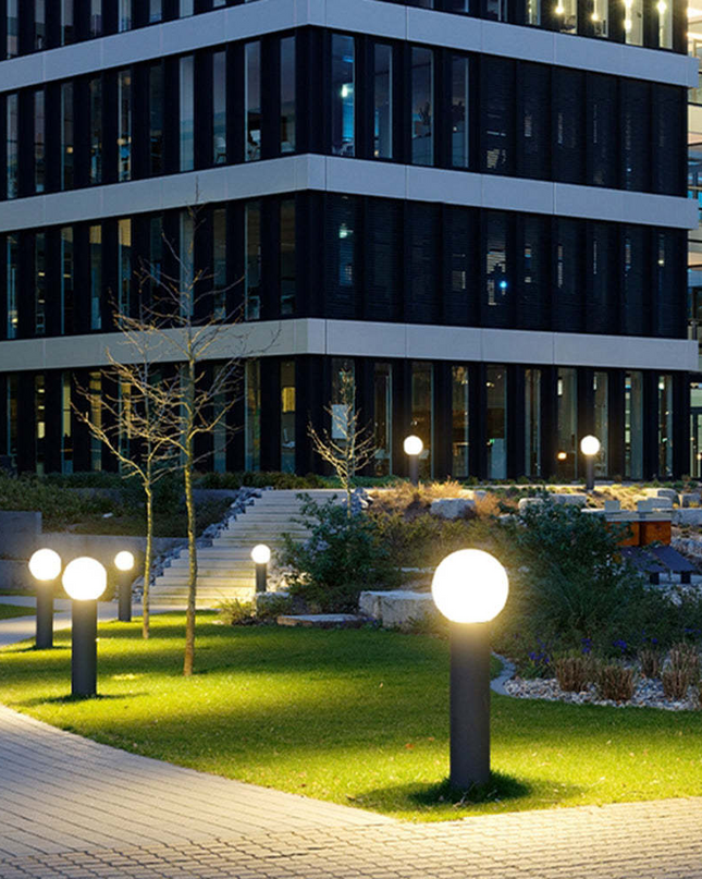 Nowoczesna Lampa Ogrodowa Stojąca LED z Metalowym Wykończeniem – Sferyczna Lampa Kula Ogrodowa do Oświetlenia Ścieżek i Tarasów 0