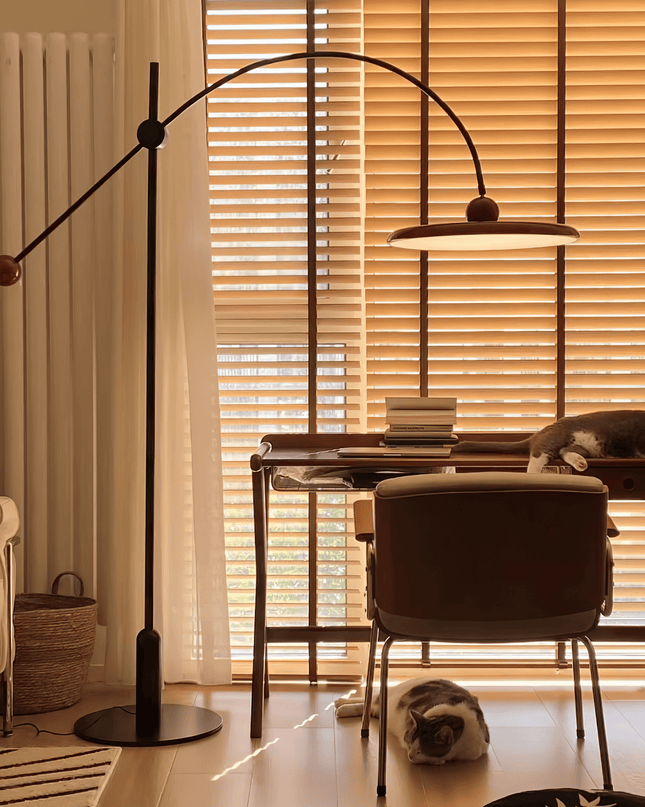 Nowoczesna Lampa Podłogowa LED z Czerwonym Kloszem, Regulowana Wysokość, Idealna do Czytania i Stylowych Wnętrz 3