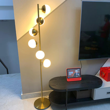 Nowoczesna Lampa Stojąca LED z Białymi Kulami na Złotym Stojaku do Salonu – Stabilna, Elegancka, Wysoka jakość 3