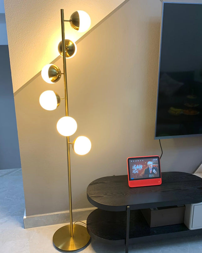 Nowoczesna Lampa Stojąca LED z Białymi Kulami na Złotym Stojaku do Salonu – Stabilna, Elegancka, Wysoka jakość 3