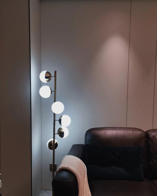 Nowoczesna Lampa Stojąca LED z Białymi Kulami na Złotym Stojaku do Salonu – Stabilna, Elegancka, Wysoka jakość 8