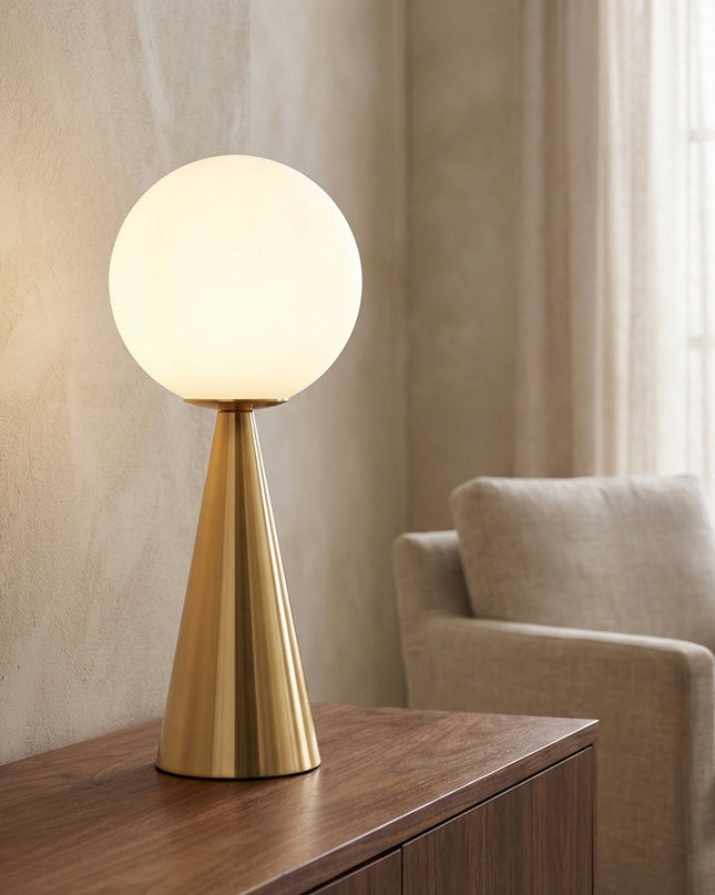 Nowoczesna lampa stołowa z matowego szkła i złotym wykończeniem, o rzeźbiarskim design 1