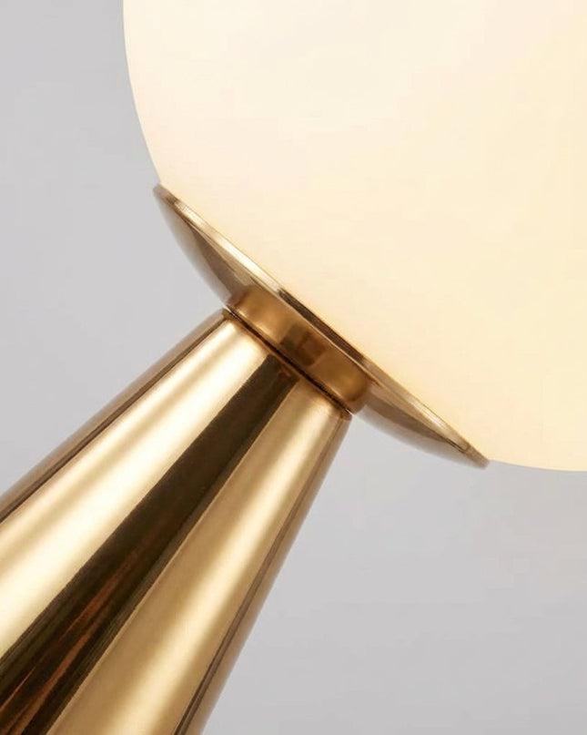 Nowoczesna lampa stołowa z matowego szkła i złotym wykończeniem, o rzeźbiarskim design 2