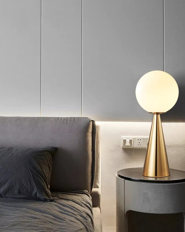 Nowoczesna lampa stołowa z matowego szkła i złotym wykończeniem, o rzeźbiarskim design 3