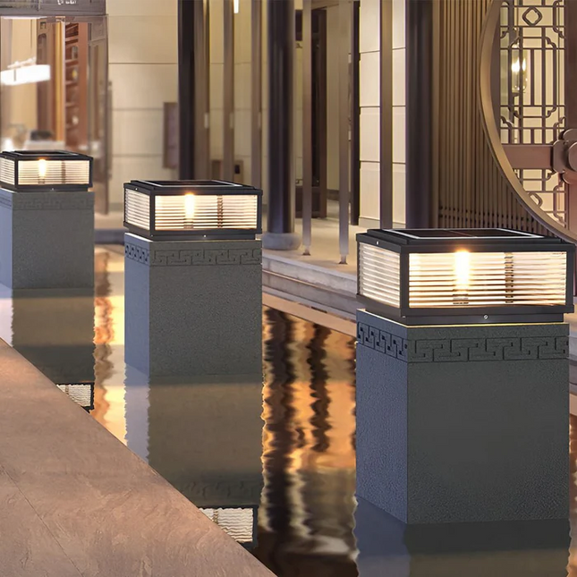 Nowoczesna Latarnia Ogrodowa LED z Żebrowaną Szkłem – Czarna, Przewodowa lub Solarna, Różne Rozmiary 0