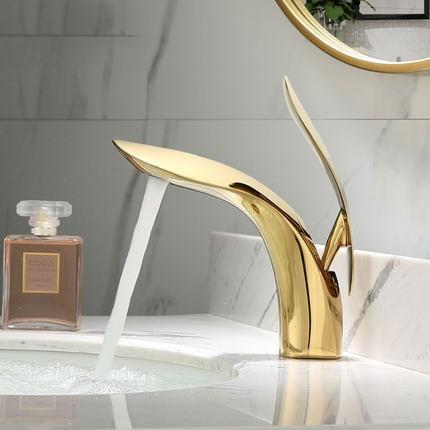 Nowoczesna Zakrzywiona Bateria Umywalkowa w Różowym Złocie – Elegancki Design do Łazienki 5