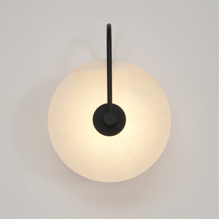 Nowoczesna lampa ścienna LED ze złotym ramieniem i marmurowym kloszem – minimalistyczny kinkiet zapewniający eleganckie oświetlenie domu 0