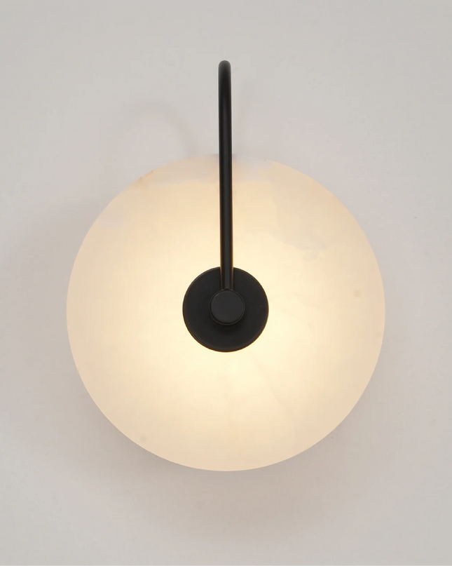 Nowoczesna lampa ścienna LED ze złotym ramieniem i marmurowym kloszem – minimalistyczny kinkiet zapewniający eleganckie oświetlenie domu 0