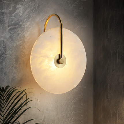 Nowoczesna lampa ścienna LED ze złotym ramieniem i marmurowym kloszem – minimalistyczny kinkiet zapewniający eleganckie oświetlenie domu 1