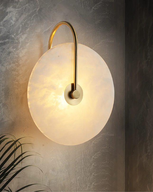 Nowoczesna lampa ścienna LED ze złotym ramieniem i marmurowym kloszem – minimalistyczny kinkiet zapewniający eleganckie oświetlenie domu 1