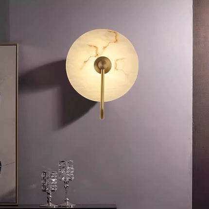 Nowoczesna lampa ścienna LED ze złotym ramieniem i marmurowym kloszem – minimalistyczny kinkiet zapewniający eleganckie oświetlenie domu 2