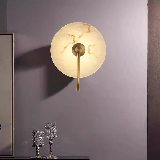 Nowoczesna lampa ścienna LED ze złotym ramieniem i marmurowym kloszem – minimalistyczny kinkiet zapewniający eleganckie oświetlenie domu 2