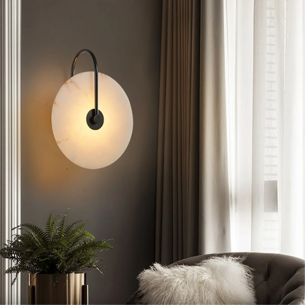 Nowoczesna lampa ścienna LED ze złotym ramieniem i marmurowym kloszem – minimalistyczny kinkiet zapewniający eleganckie oświetlenie domu 3