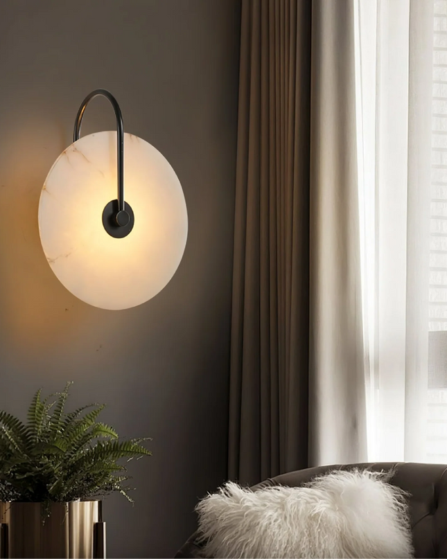 Nowoczesna lampa ścienna LED ze złotym ramieniem i marmurowym kloszem – minimalistyczny kinkiet zapewniający eleganckie oświetlenie domu 3
