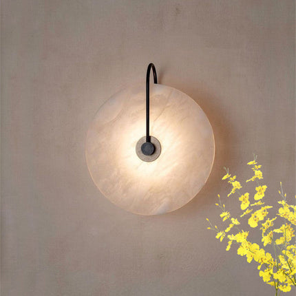 Nowoczesna lampa ścienna LED ze złotym ramieniem i marmurowym kloszem – minimalistyczny kinkiet zapewniający eleganckie oświetlenie domu 4