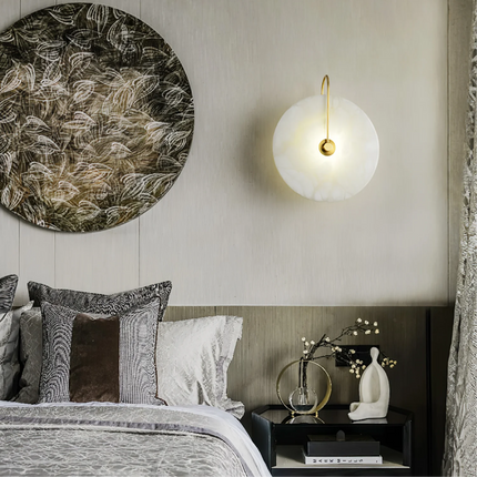 Nowoczesna lampa ścienna LED ze złotym ramieniem i marmurowym kloszem – minimalistyczny kinkiet zapewniający eleganckie oświetlenie domu 5