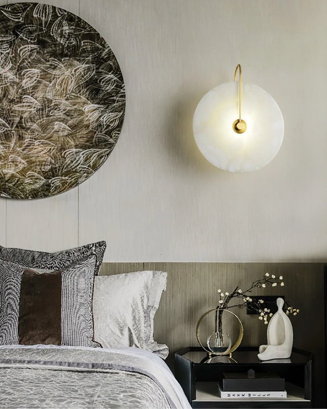 Nowoczesna lampa ścienna LED ze złotym ramieniem i marmurowym kloszem – minimalistyczny kinkiet zapewniający eleganckie oświetlenie domu 5