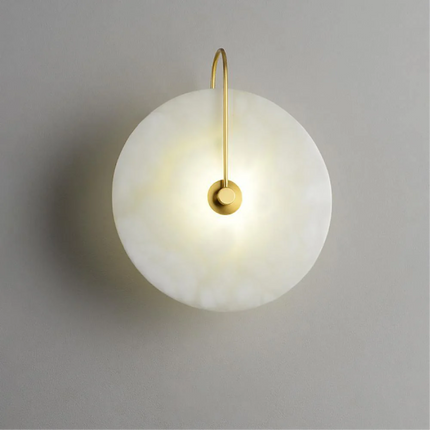 Nowoczesna lampa ścienna LED ze złotym ramieniem i marmurowym kloszem – minimalistyczny kinkiet zapewniający eleganckie oświetlenie domu 6