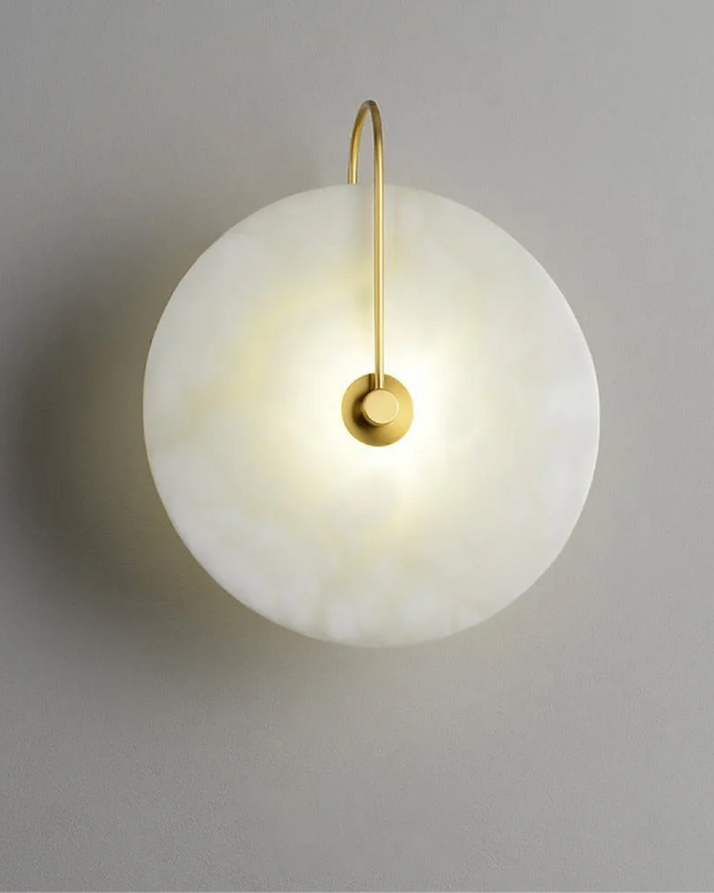 Nowoczesna lampa ścienna LED ze złotym ramieniem i marmurowym kloszem – minimalistyczny kinkiet zapewniający eleganckie oświetlenie domu 6